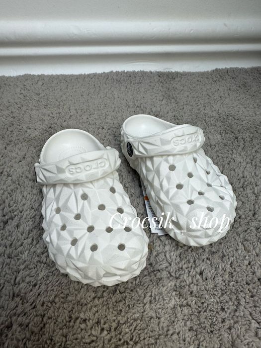 Дитячі крокси на дівчинку crocs Classic Geometric kids