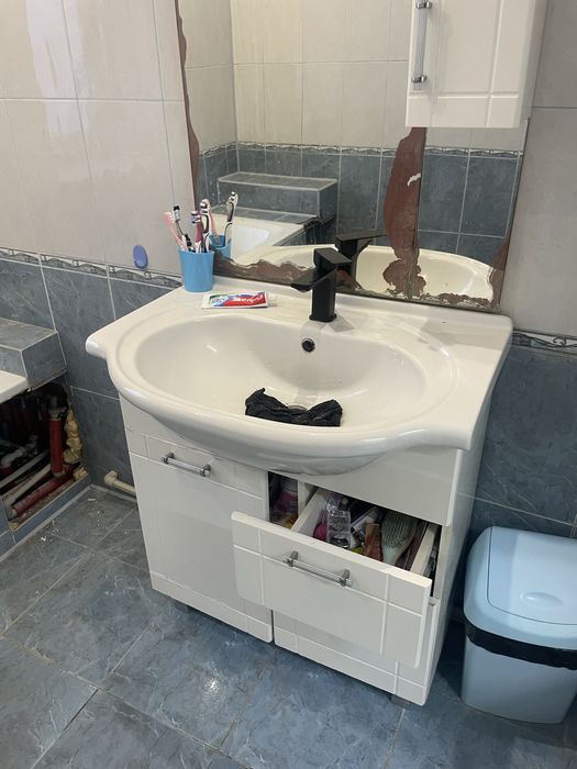 Умивальник з тумбами і дзеркалом