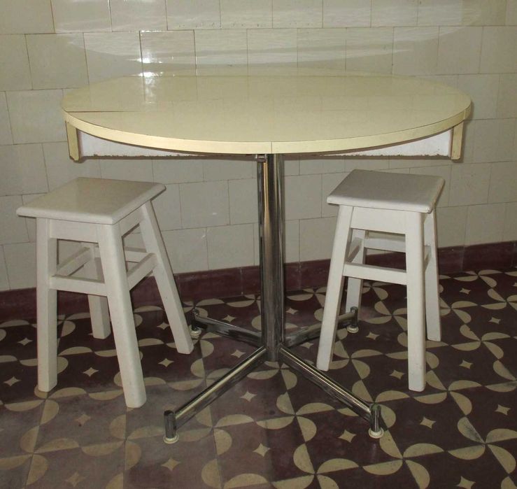 Mesa de Cozinha Dobrável Formica + 2 Bancos Madeira