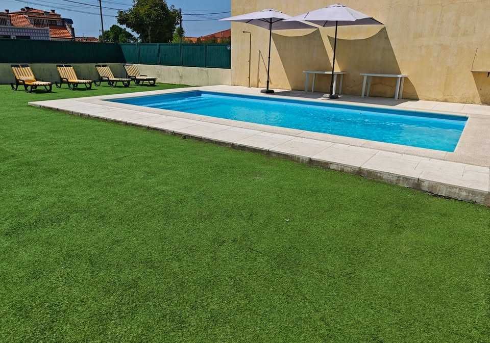 Espaço com jardim e Piscina para um dia Relaxado com Família e Amigos
