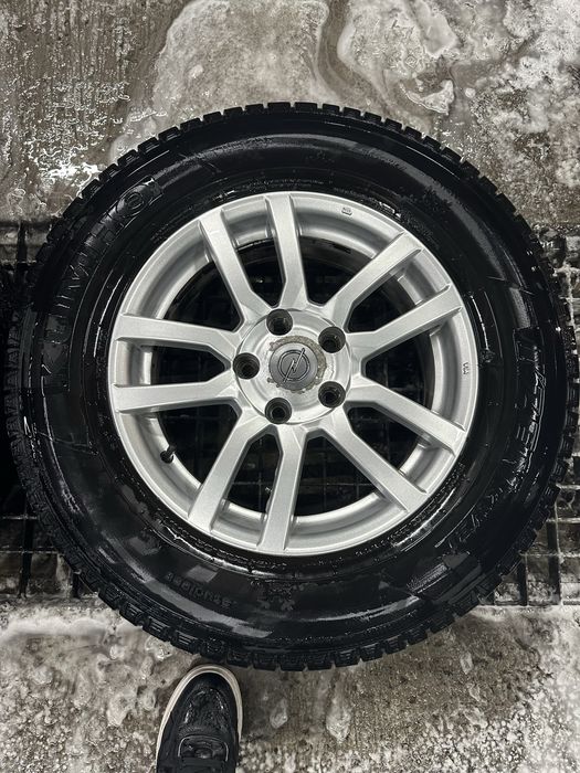 Продам диски 215/70/R16 с резиной Kumho зима