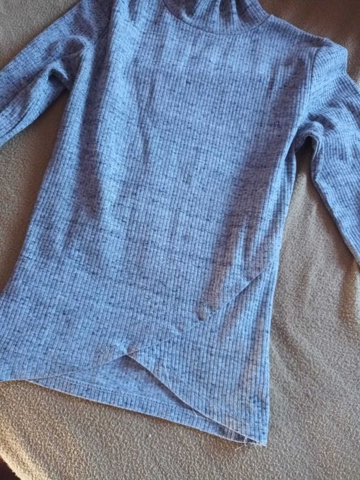 Camisola com gola cinzenta