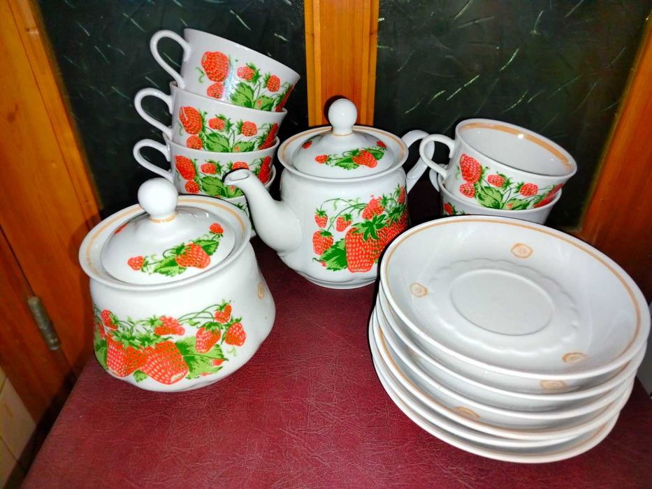 Чайный фарфоровый сервиз Клубничка, ГДР, Анютины глазки