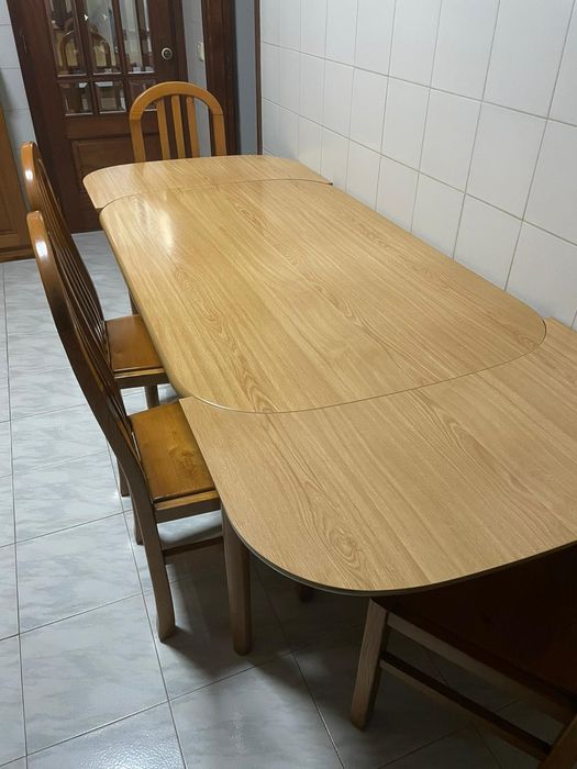 Mesa de jantar extensível com 4 cadeiras de madeira