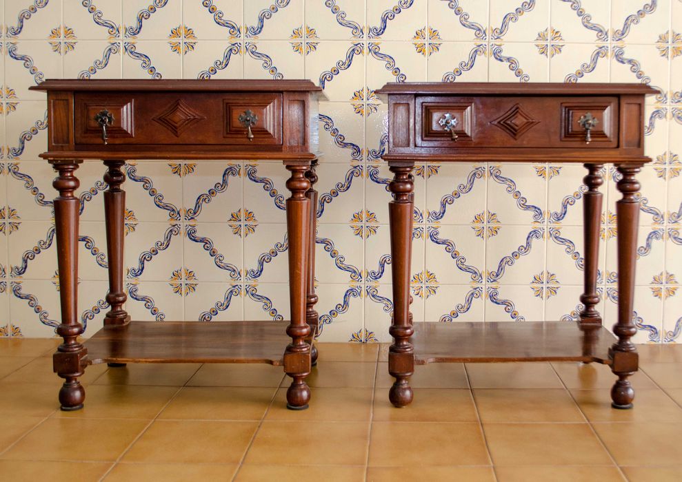 Mobília de quarto, cama, cadeiras, mesinha de cabeceira, espelho