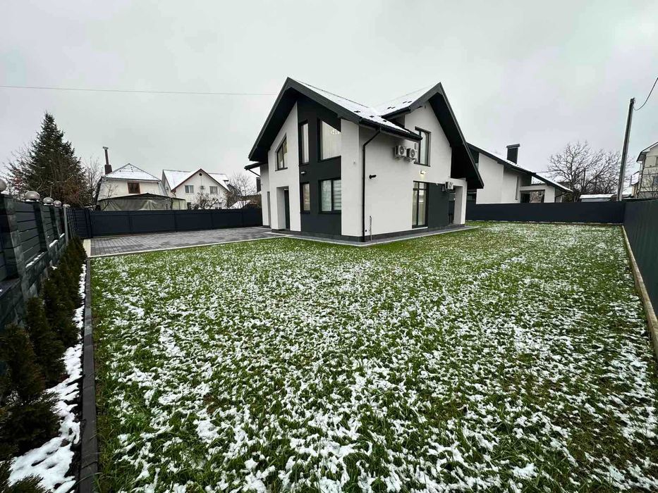 Продається просторий будинок з сучасним ремонтом в Крихівцях.