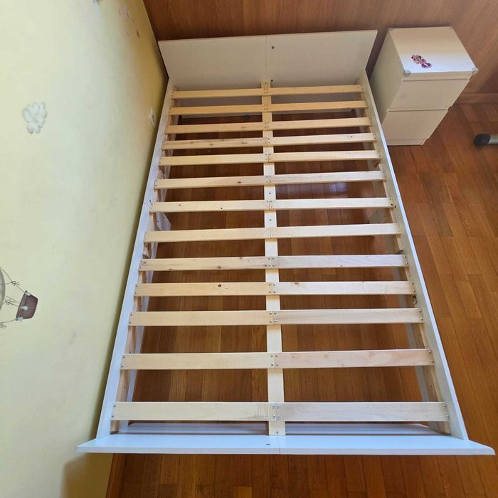 Cama solteiro branca com estrado de ripas + mesa de cabeceira branca. Entrega possível na zona Porto/Gaia.