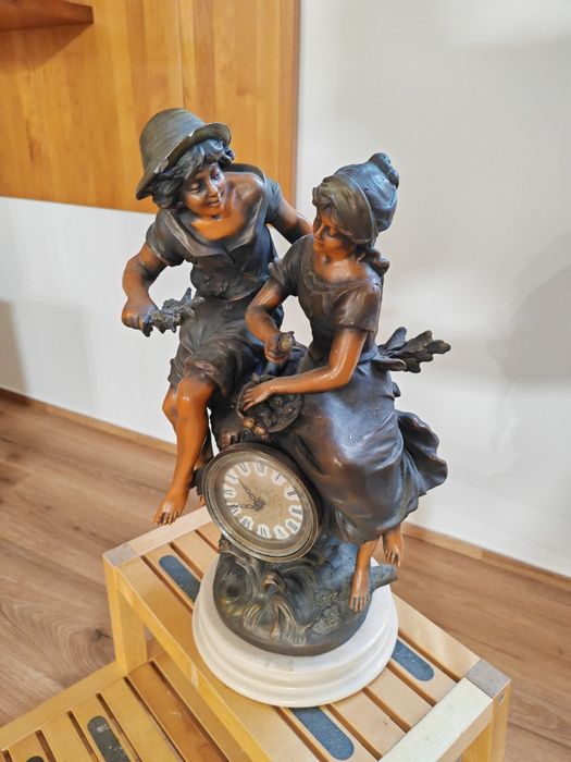 Estatueta com relógio