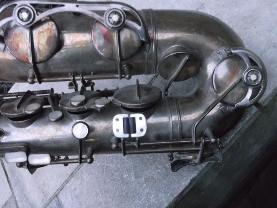 saksofon z epoki prlu