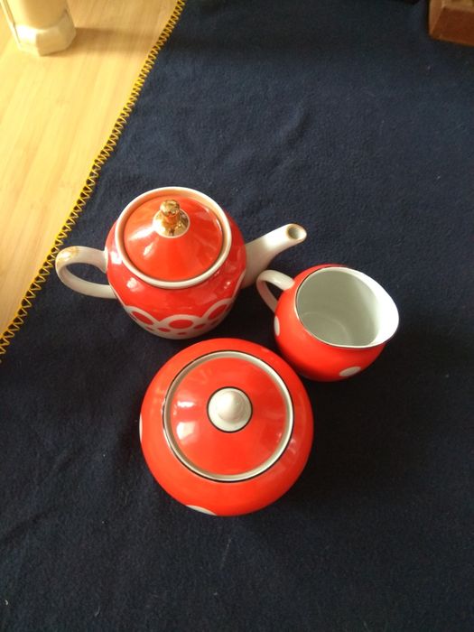 Подносы и посуда разная