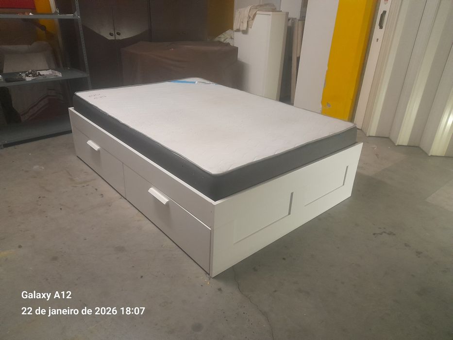 Cama casal Ikea com colchão e cabeceira