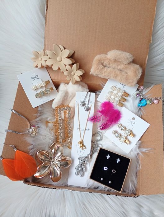 Mystery box z biżuterią oraz akcesoriami do włosów glamour