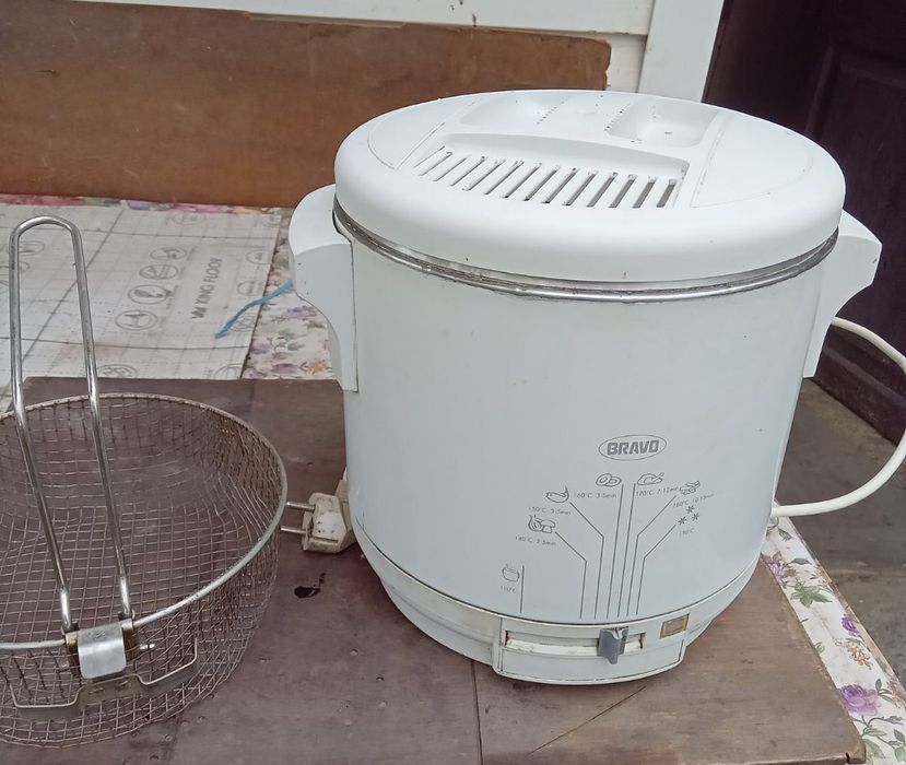 Продам фритюрницю Braun