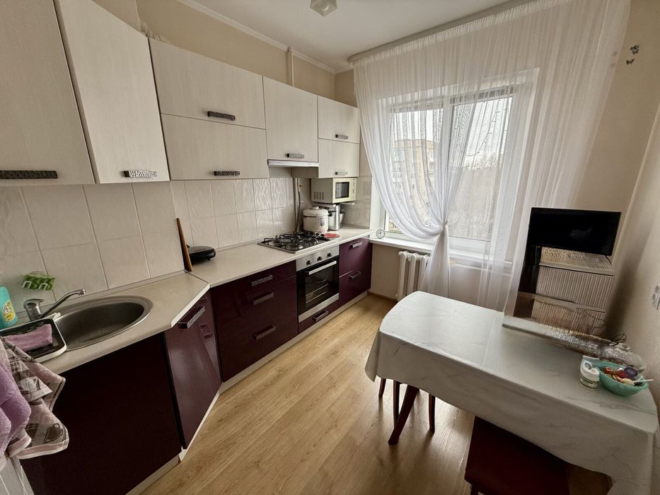 Продається 2 кімнтна квартира з ремонтом вул.Безручка