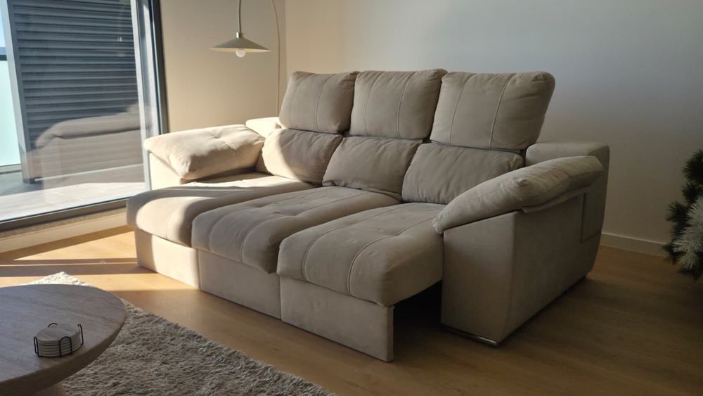 Sofá Deslizante Bege c/ Arrumação e Puffs – Como Novo