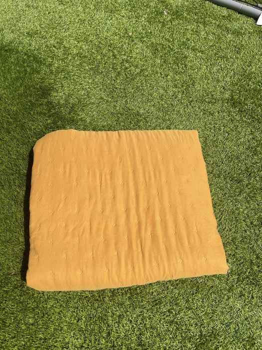 Colcha amarelo mostarda