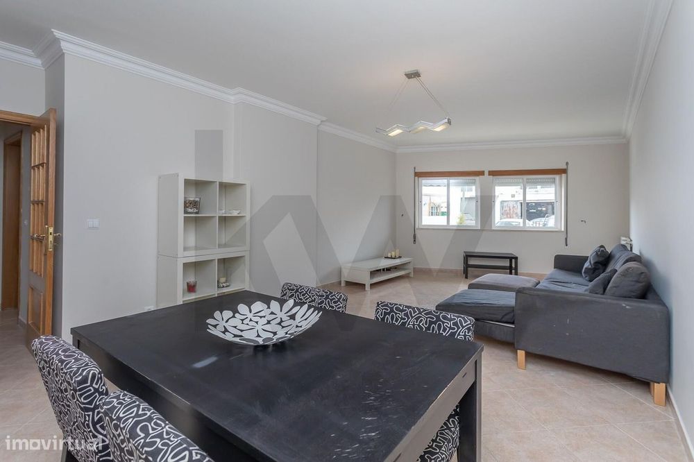 Apartamento T2 Espaçoso com Garagem e Arrecadação – Quinta das Amoreir
