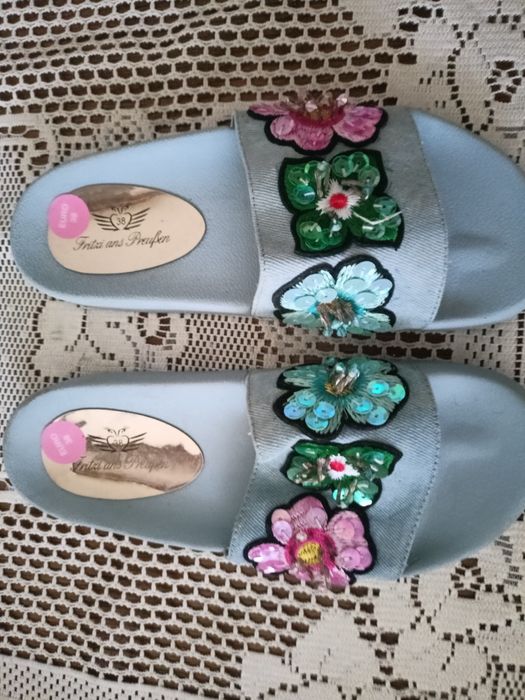 Klapki damskie z kwiatami