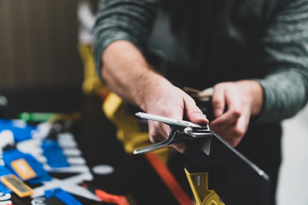 Ostrzenie ręczne i smarowanie nart na gorąco