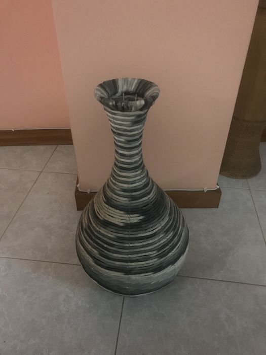 Jarrão para decoração revestido a trapalhões .