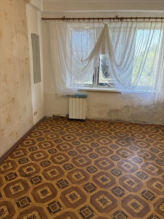 Продаж кімнати 10 м. біля  метро «Чернігівська» без комісіі»
