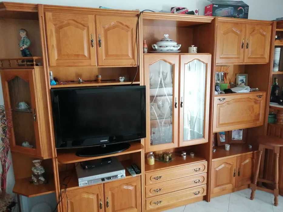 Móvel de Sala Completo em Madeira com Bar e Espaço para TV