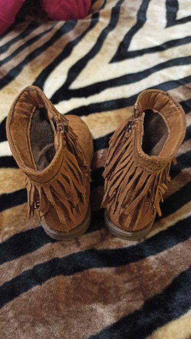Botinhas lindas com franjinhas