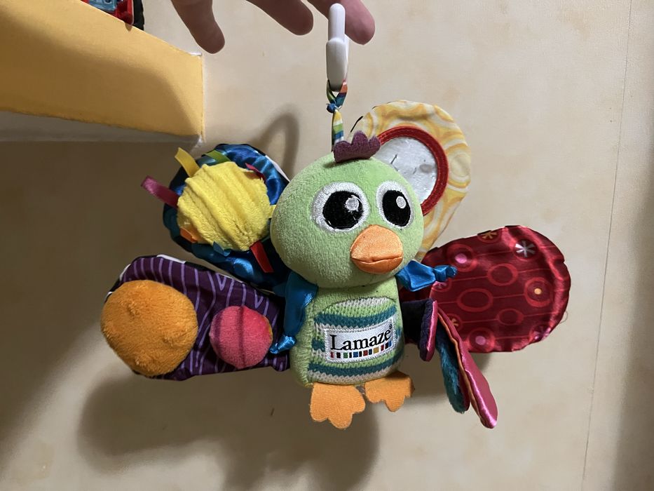 игрушка подвеска жук павлин Lamaze