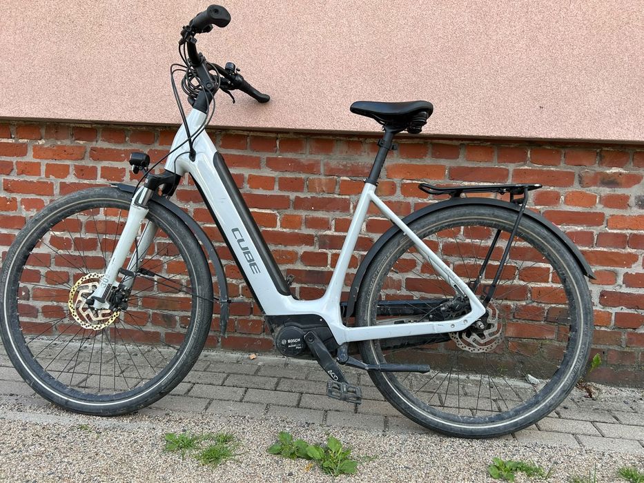 Rower elektryczny cube