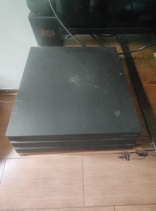 PlayStation 4 PS4 Pro 1 TB + 2 pady + 8 gier