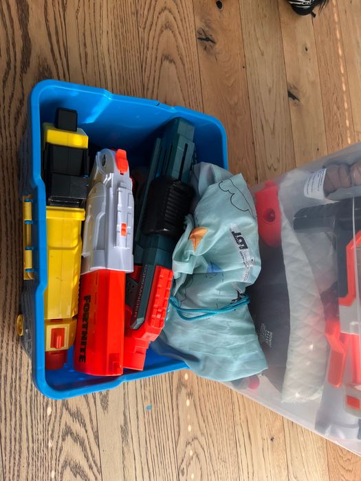 pistolety Nerf.