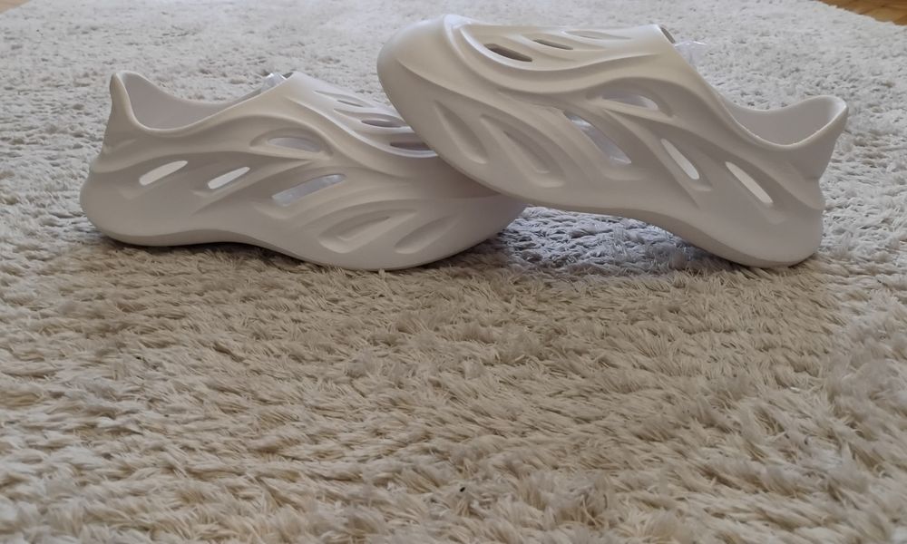 Buty i kapcie w jednym.Męsko damskie. Białe.