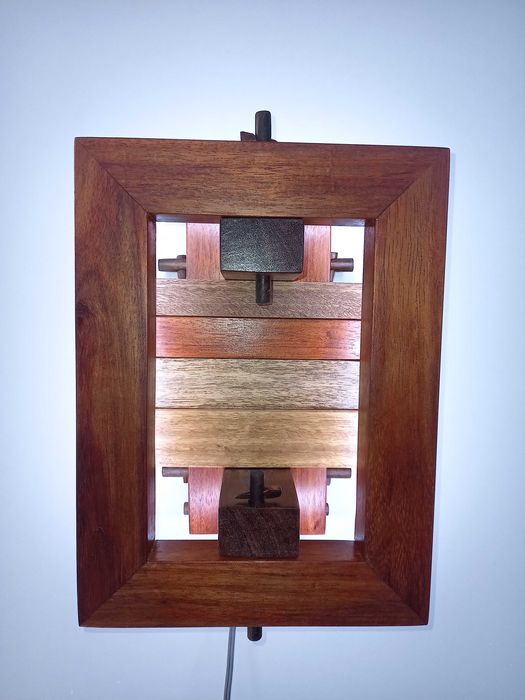 Candeeiro de parede a leds de madeira maciça