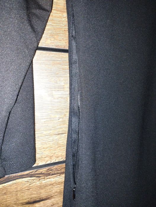 Czarna sukienka midi z ozdobnym dekoltem M