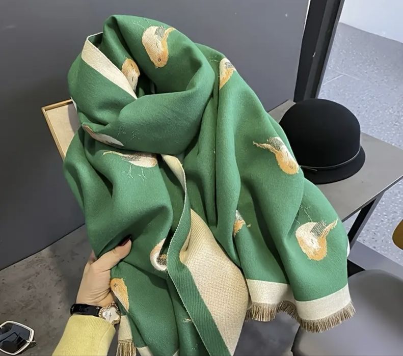 Чудовий подарук ! Продам шарф-палантин