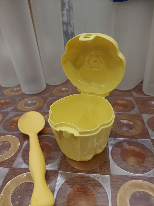 Компактуси та посуд Tupperware