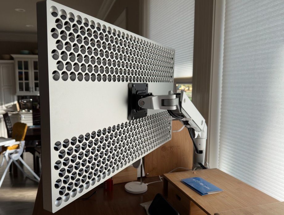 Apple Pro Display XDR + Apple Pro Display Vesa Mount