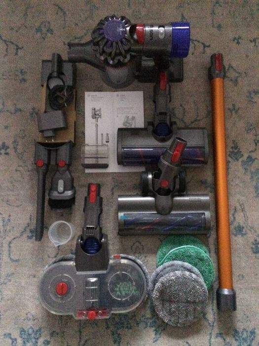 Odkurzacz Dyson V8 używany w super stanie , bogaty zestaw .