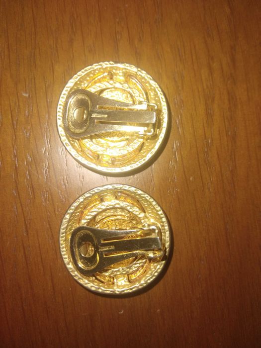 Brincos de mola Chanel