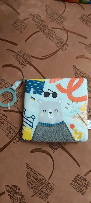 Продам розвиваючу м’яку книжечку Taf toys Що вдягне ведмедик пол