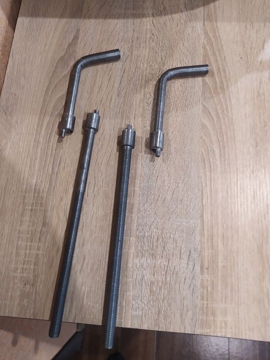 Винтовой ключ и дверные петли продам