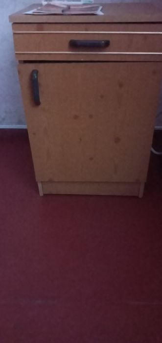 Компьютерный стол, с пеналом. Тумба прикроватная..