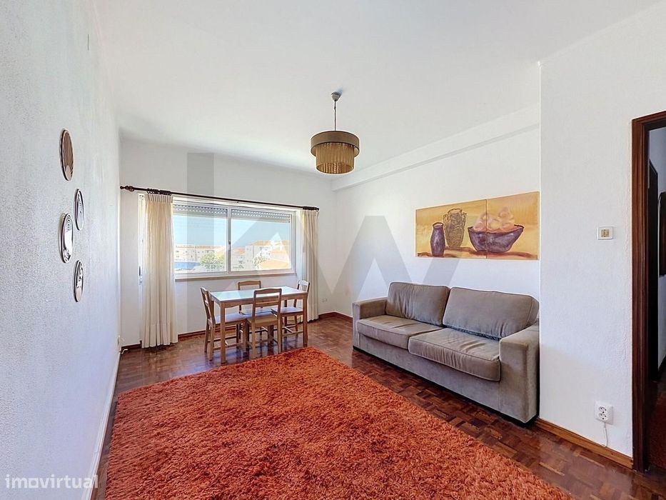 Apartamento T2 com Boa Luz Natural e Marquise | Peniche