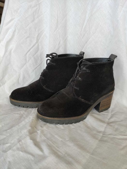 Botas pretas pelo tornozelo com salto médio, nº 37