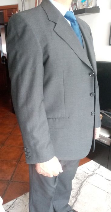 Fato completo cinza escuro com colete