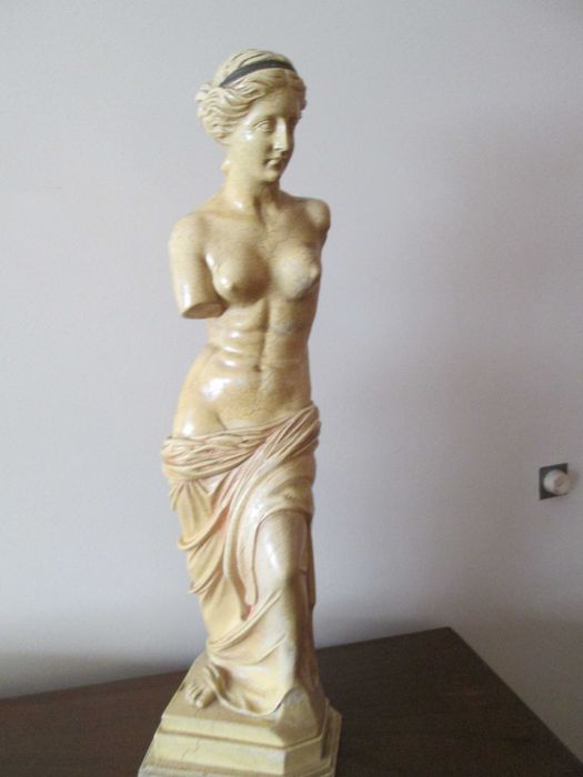 4 estatuetas, 1 jarrão, 1 torre Eiffel e panela barro de ir ao forno