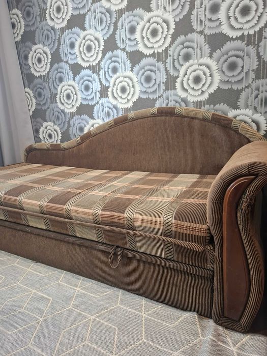 Продам диван зі спинкою