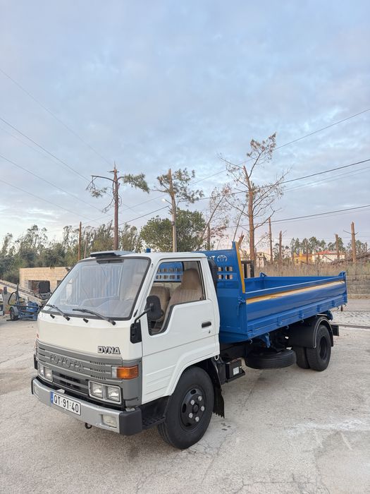 Toyota dyna 250 tribasculante ligeira