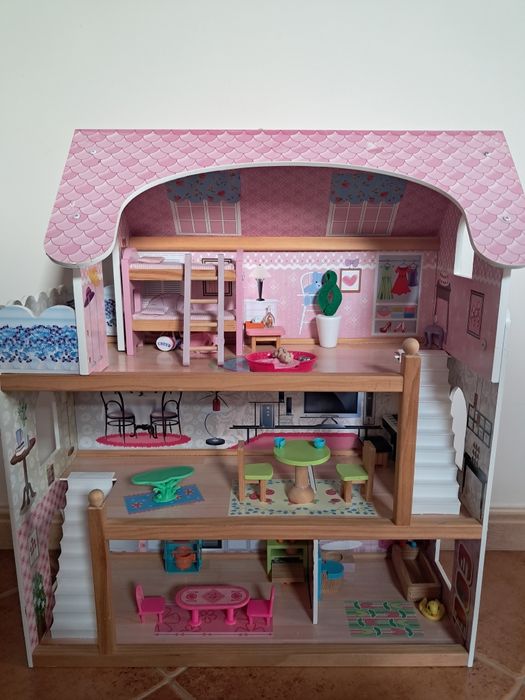 Domek dla lalek z wyposażeniem