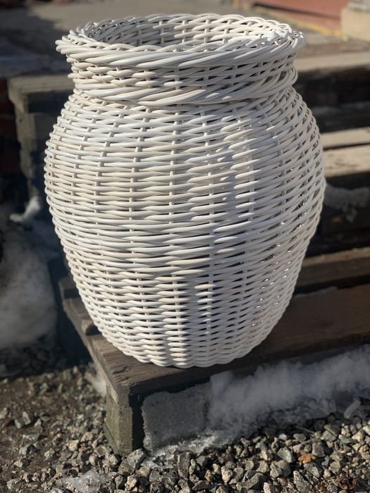 Елегантна ваза зі штучного ротангу